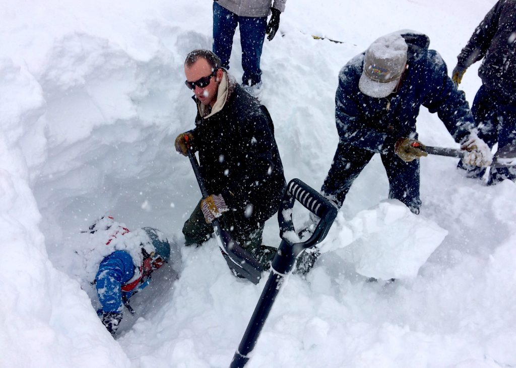 people_digging_snow